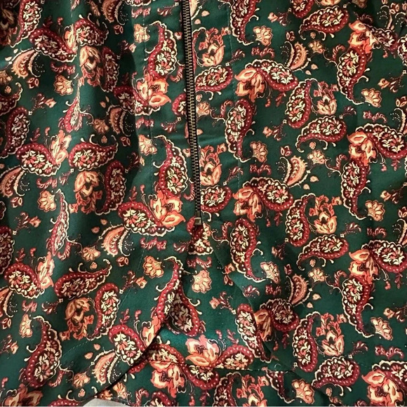 Forever 21 women's size small cropped green paisley blouse, zips in and he back - Picture 4 of 4